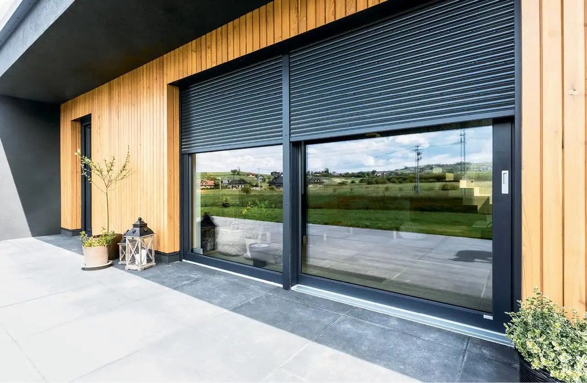 Persiana de exterior de seguridad en color gris en Providencia